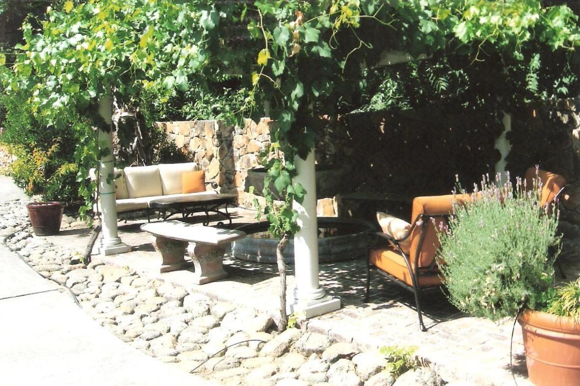 Spanish Villa Inn St. Helena Bagian luar foto